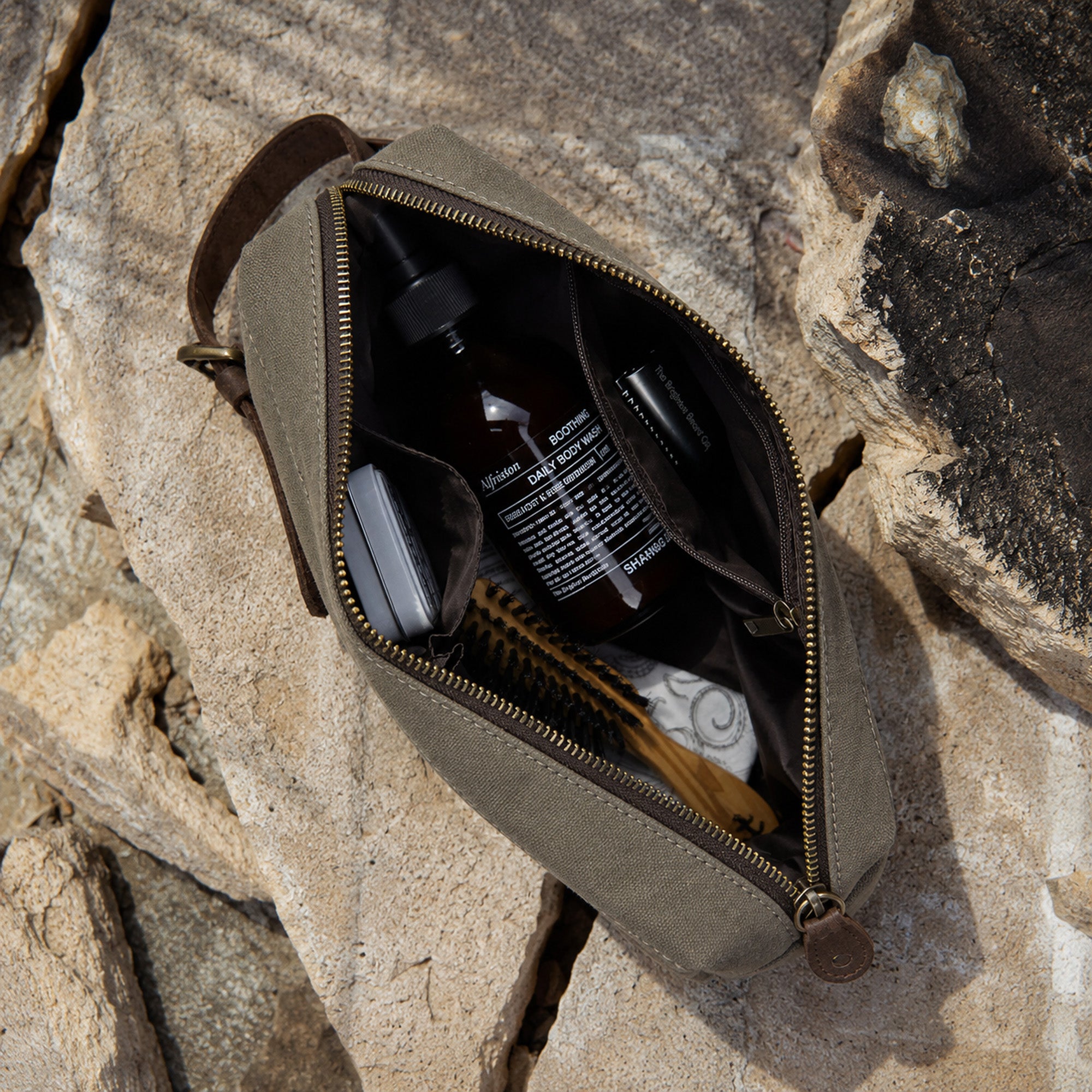 BBCO01 - Birling Waxed Canvas & Leather Wash Bag