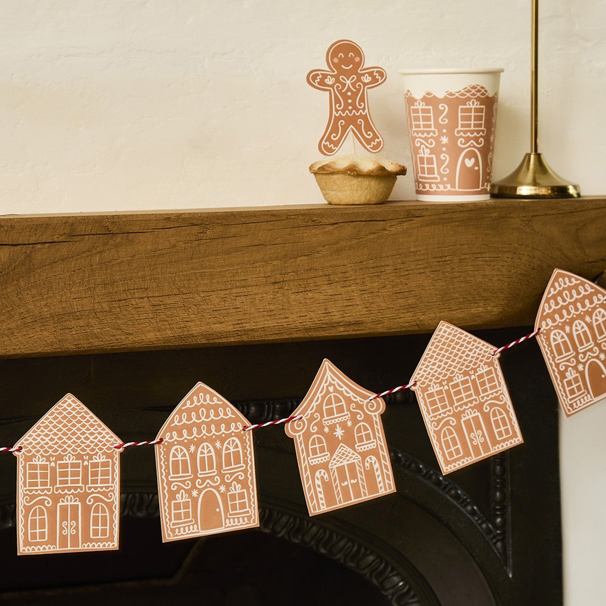 HBGB100 - Gingerbread House Card Garland