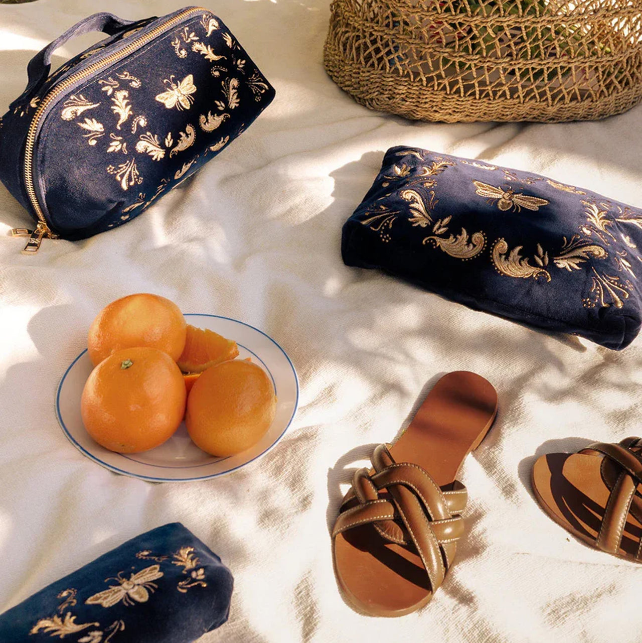 11079 - Provençal Bee Velvet Open Flat Makeup Bag
