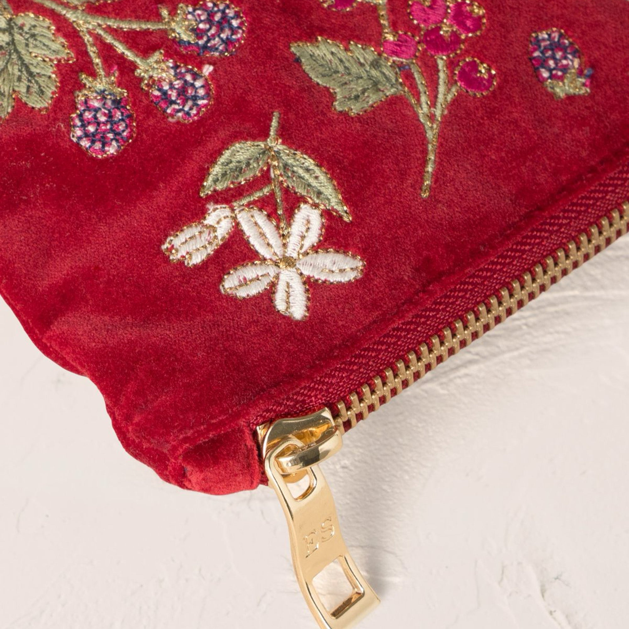 19396 - Berries & Bows Velvet Everyday Pouch Rouge