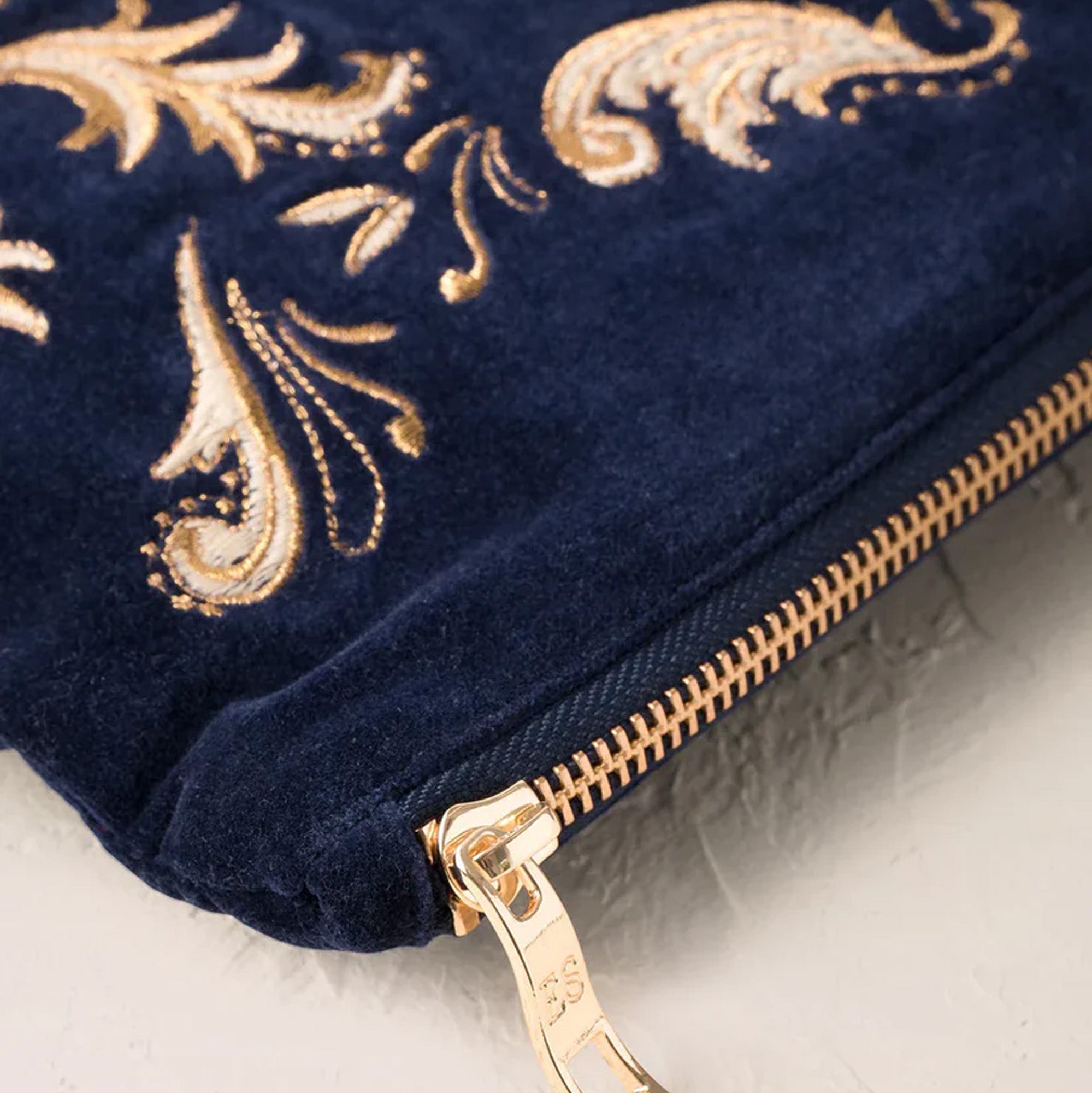 11055 - Provençal Bee Velvet Everyday Pouch Navy
