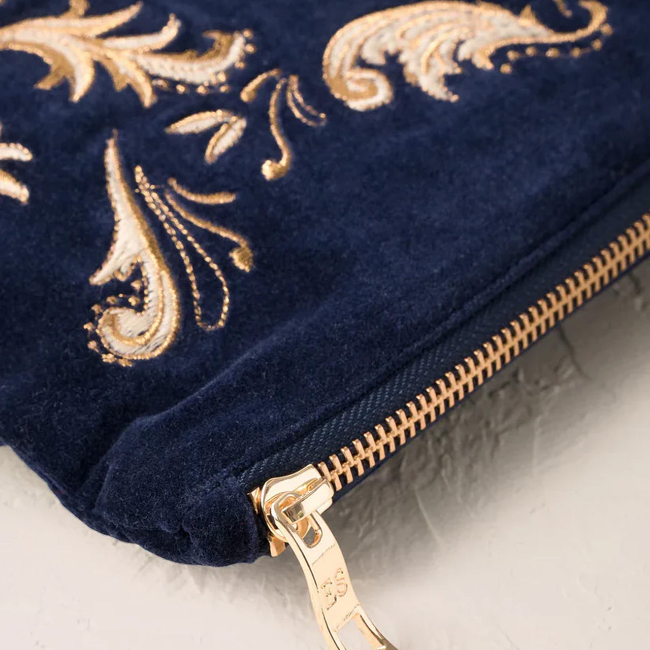 11055 - Provençal Bee Velvet Everyday Pouch Navy