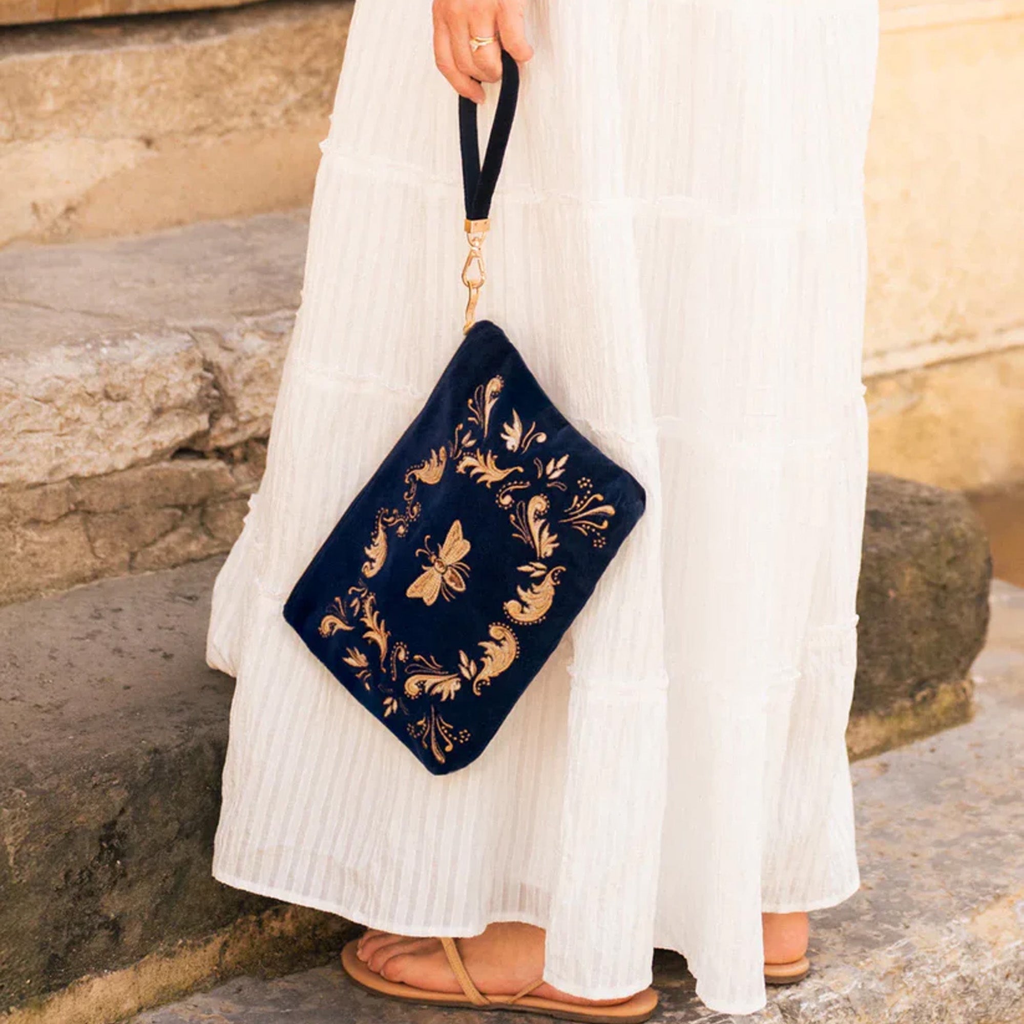 11055 - Provençal Bee Velvet Everyday Pouch Navy