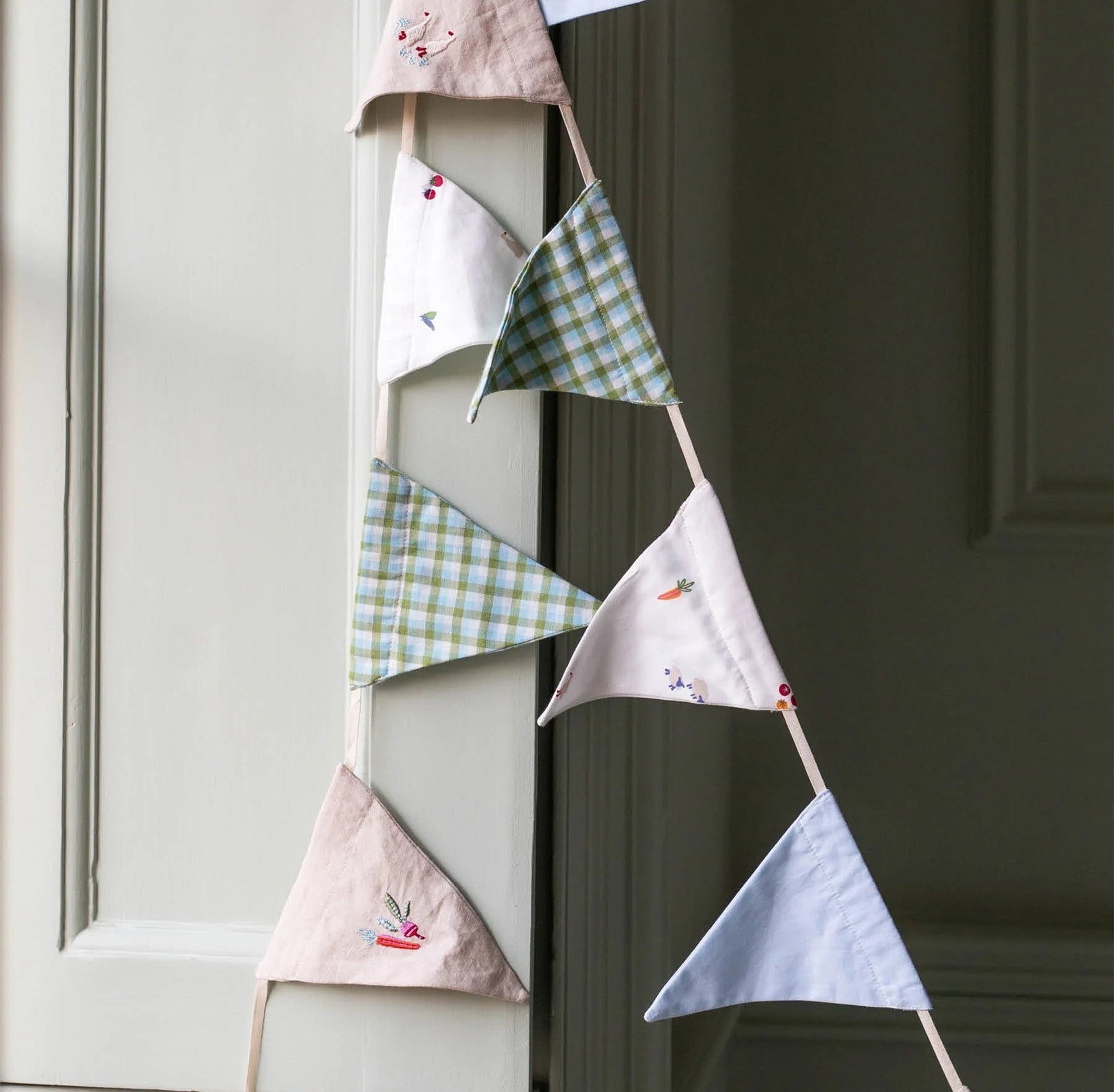 Garland-BUNLFA - Little Farm Bunting-Avery Row