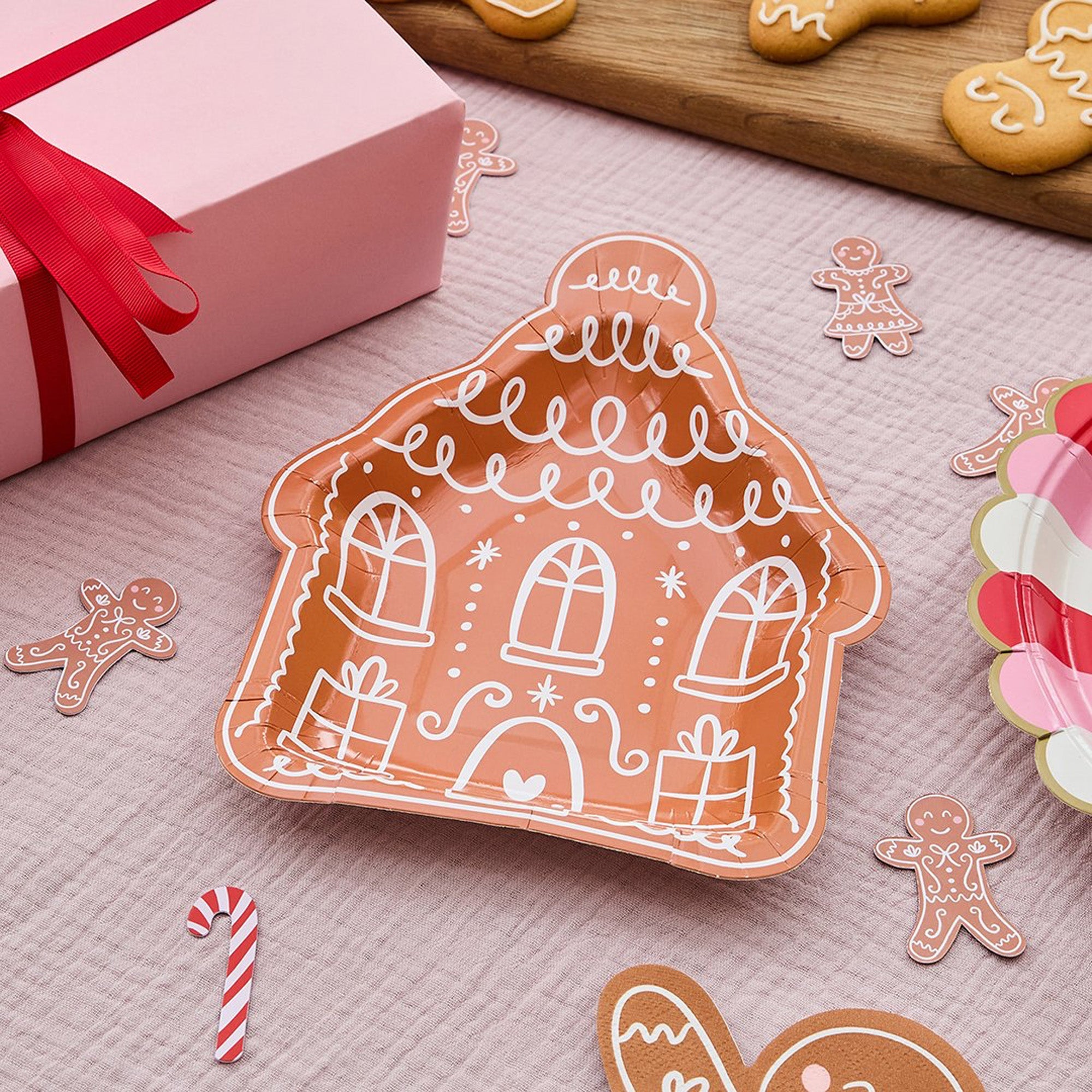HBGB108 - Gingerbread House Paper Plates Pack of 8