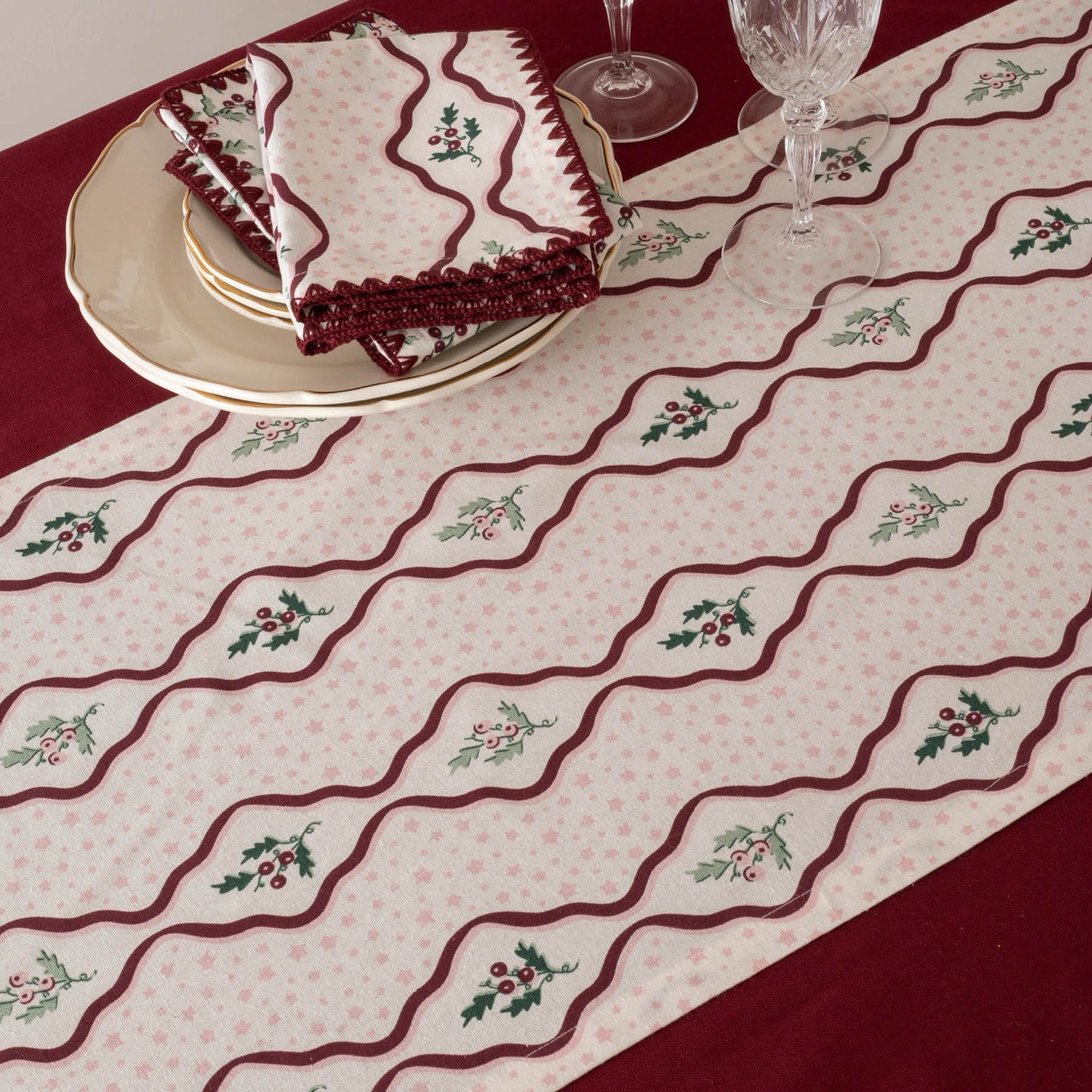 XTRBRI - Berry Ribbons Table Runner