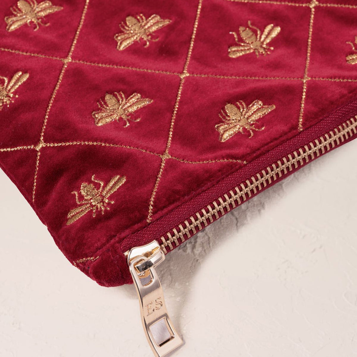 19457 - Bee Trellis Velvet Everyday Pouch Rouge
