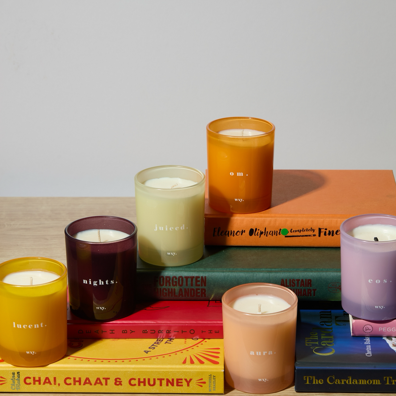 WXYCL0801 - Aura 7oz Candle White Woods and Amber Down
