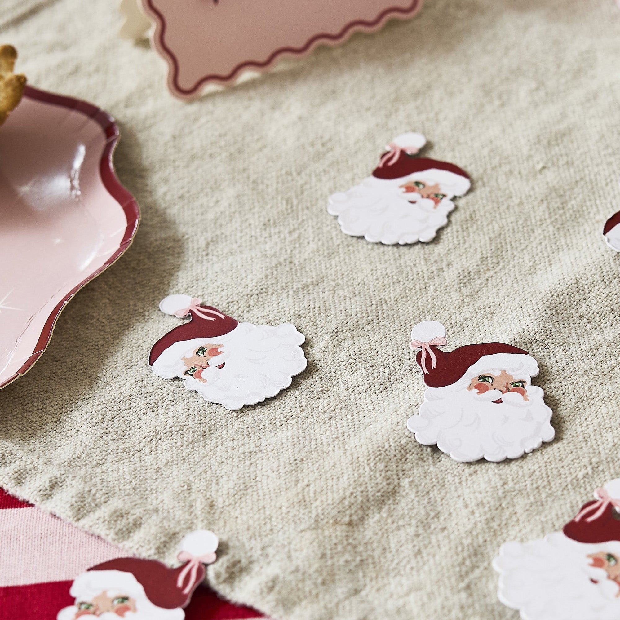 HBSB209 - Vintage Santa Table Scatter