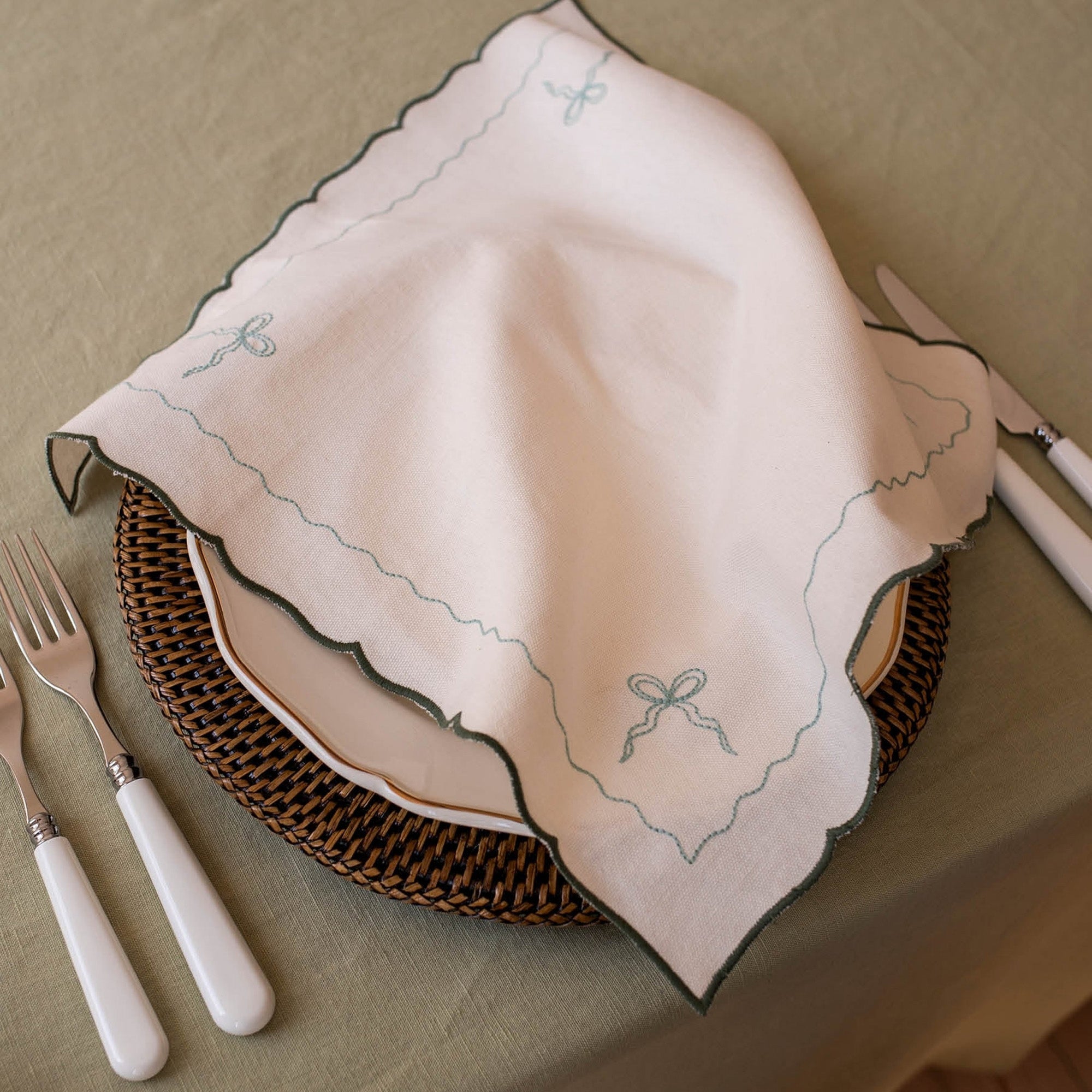 XNAGRE2 - Green Embroidered Bow Napkins Set Of 2