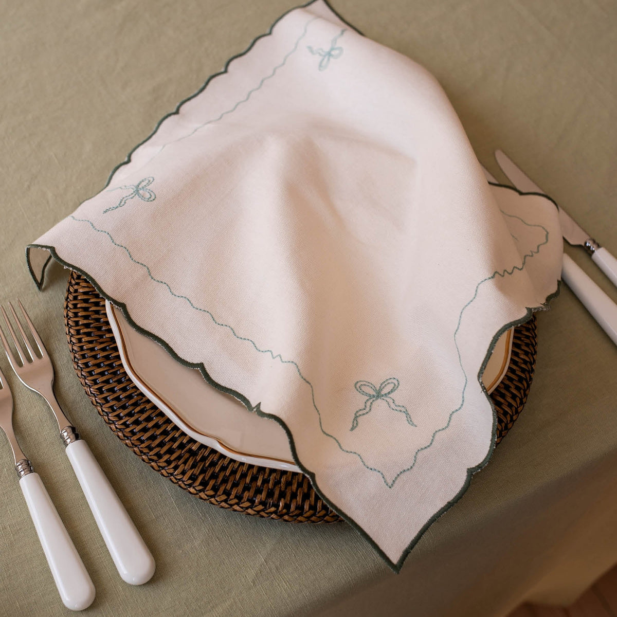 XNAGRE2 - Green Embroidered Bow Napkins Set Of 2