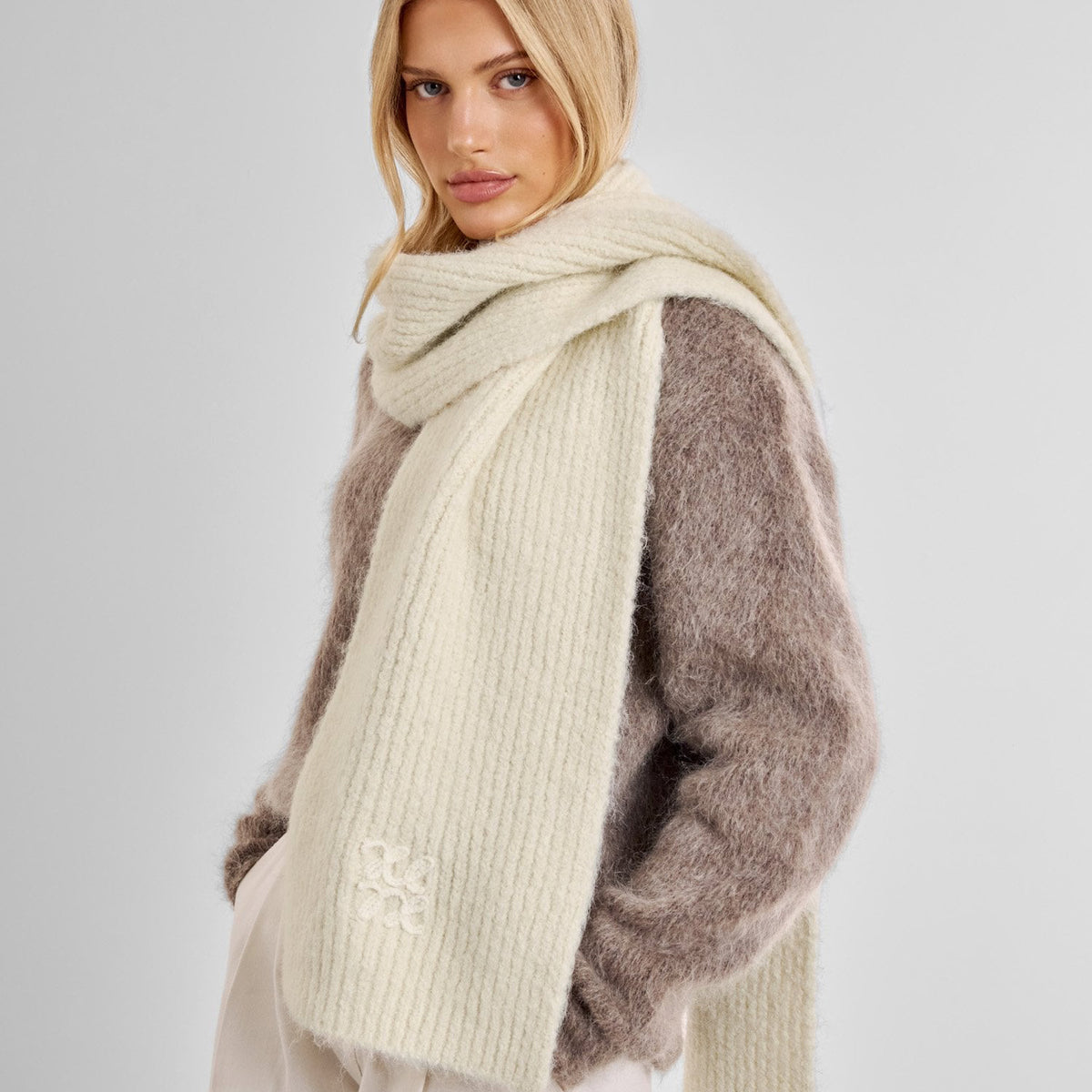 KLS865 - Appliqué Scarf in Off White