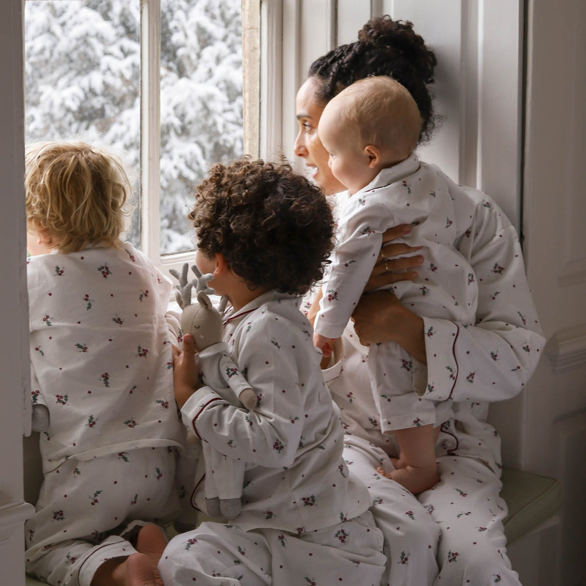 XPJ0LHSC - Holly Scatter Women's Flannel Pyjamas L